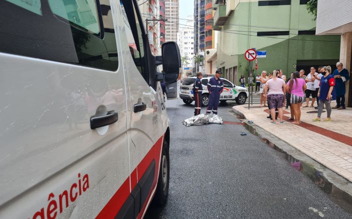 Queda foi de uma altura de 20 metros e homem morreu no local (Foto: Divulgação)