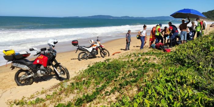 Guarda-vidas, bombeiros e médicos tentaram reanimar a vítima, mas não conseguiram
Foto: Divulgação