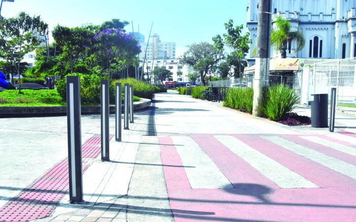 Obras sem o piso tátil, como a do largo da Matriz de Itajaí, podem ter que ser refeitas em breve (foto: João Batista)