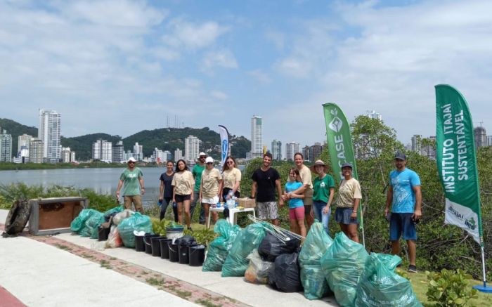 Voluntários estarão na praia do Atalaia às 9 horas
Divulgação.