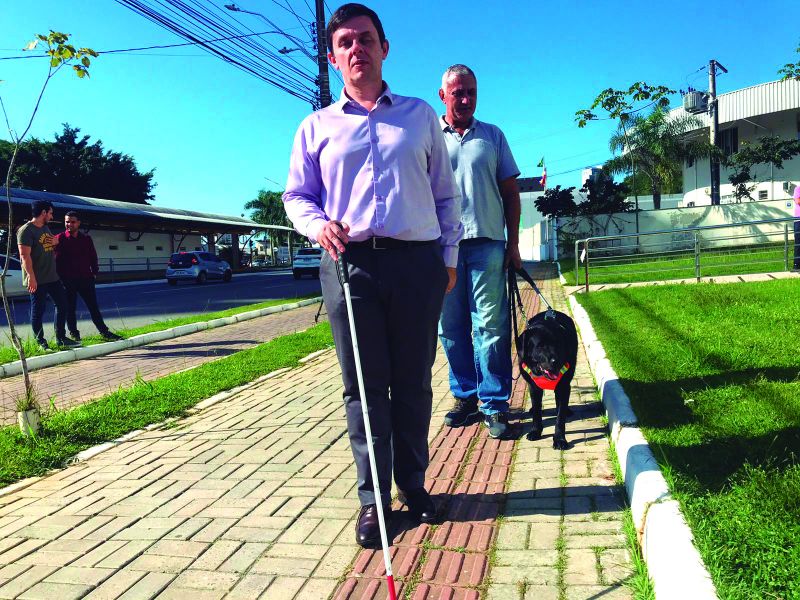 Membros da  Advir e o vereador Marcelo Werner  são críticos do atual padrão de obras de Itajaí (foto: Divulgação Greici Siezemel)