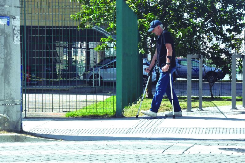 Especalista defende que que calçadas sejam livres de barreiras, mas não dispensem guia para cegos (foto: João Batista)