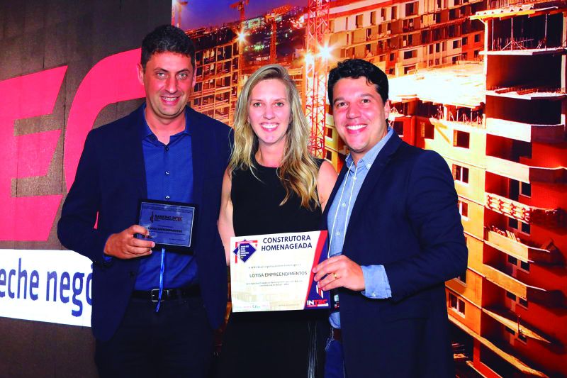 Fabio Inthurn, proprietário da Lotisa, com a esposa Barbara ao receber a premiação da Intec