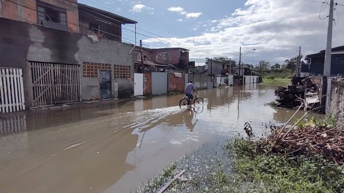 Moradores da rua Gercino José Corrêa ficaram ilhados
(Foto: Joca Baggio)