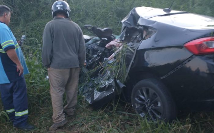 Carro ficou destruído na batida (Foto: Divulgação)