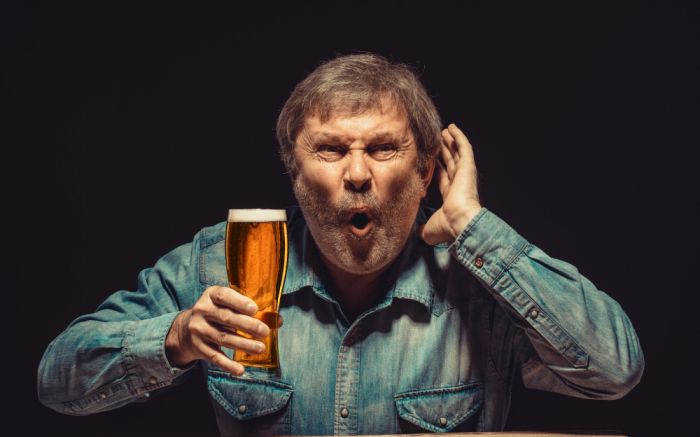  Comerciante que vender cerveja ou cachaça para quem estiver xaropeando poderá se ferrar./Ilustrativa/Freepik.