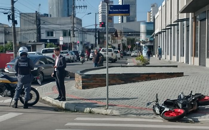 Acidente ocorreu no cruzamento em frente ao camelódromo (Foto: da redação)