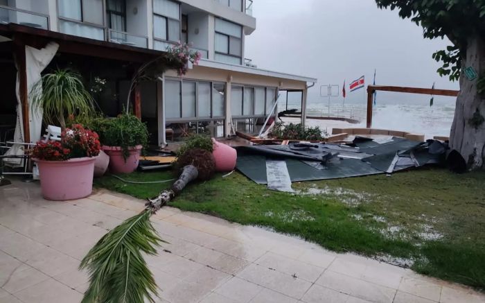 Hóspedes não se machucaram, mas força da maré provocou estragos (Foto: Jaime Batista/Blog do Jaime)