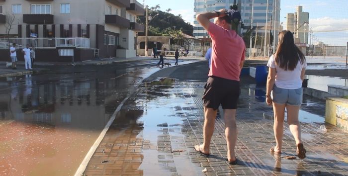 Alta da maré atingiu quiosques /Divulgação.