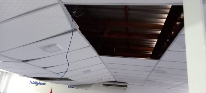 Forro de sala despencou na terça-feira
(Foto: Leitor)