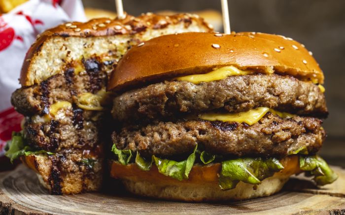 Chef e professora de Gastronomia da UniAvan ensina como fazer o blend, que é a mistura entre as carnes e gorduras que dão forma ao prato (foto: divulgação)