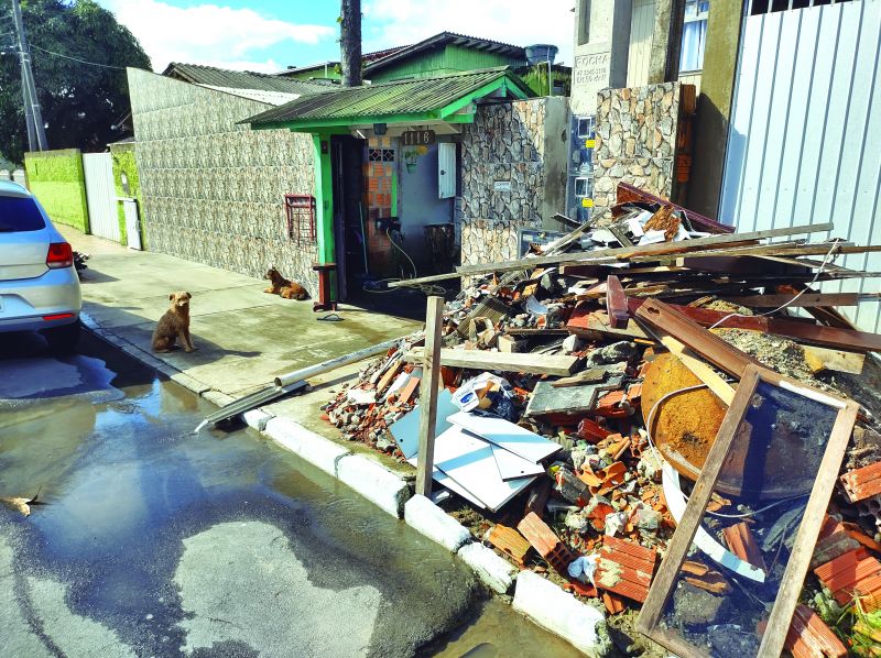 Secretaria de Obras está limpando as calçadas em toda a cidade