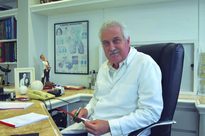 O pneumologista Jorge Zimmermann explica que cigarros eletrônicos têm, ao menos, 80 aditivos, entre eles, substâncias cancerígenas, que se juntam à nicotina, que causa a dependência 