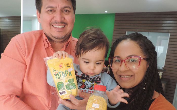 Casal começou vendendo farinha e açaí de porta em porta e hoje conta com três filiais (Foto: Renata Rosa)