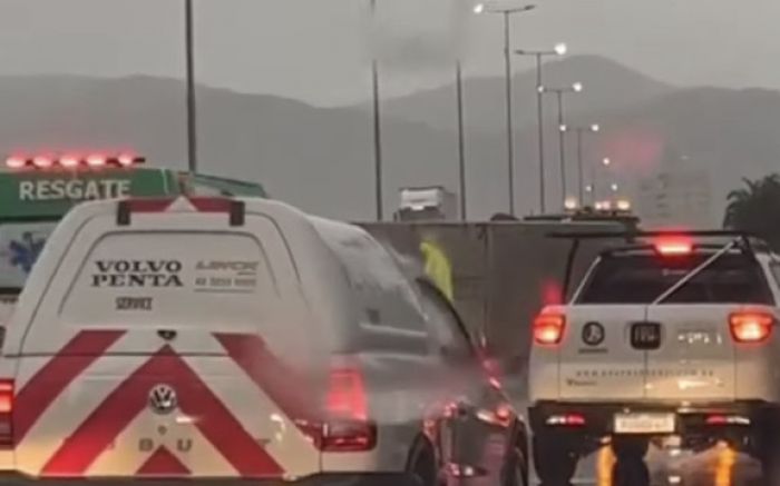 Pista ficou parada por quase duas horas para remoção do caminhão Foto: Divulgação
