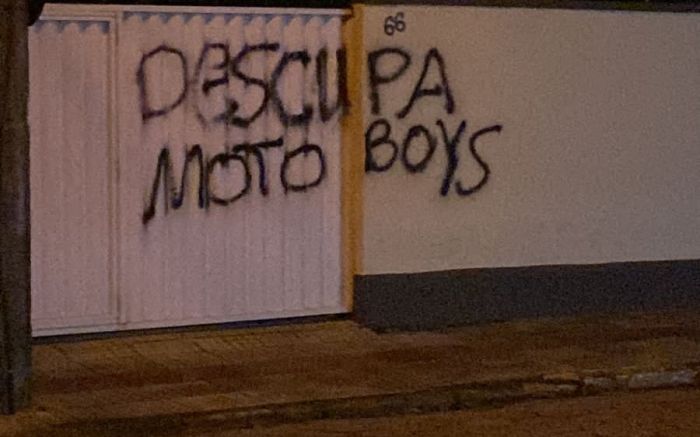 Cliente xingou entregador de pizza e depois teve a casa pichada
(Foto: leitor)