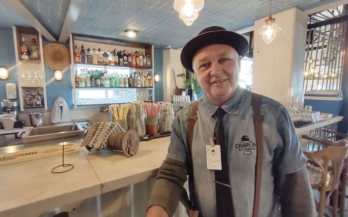 Claudinho atua como garçom há três décadas no Chaplin (FOTO JOCA BAGGIO)