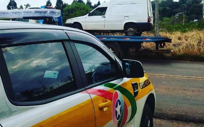 Carro, ano 2013, vale menos que as multas
Foto: Divulgação