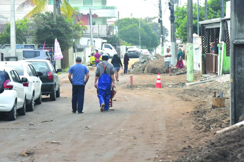 Moradores criticaram embargo e querem finalização da obra 