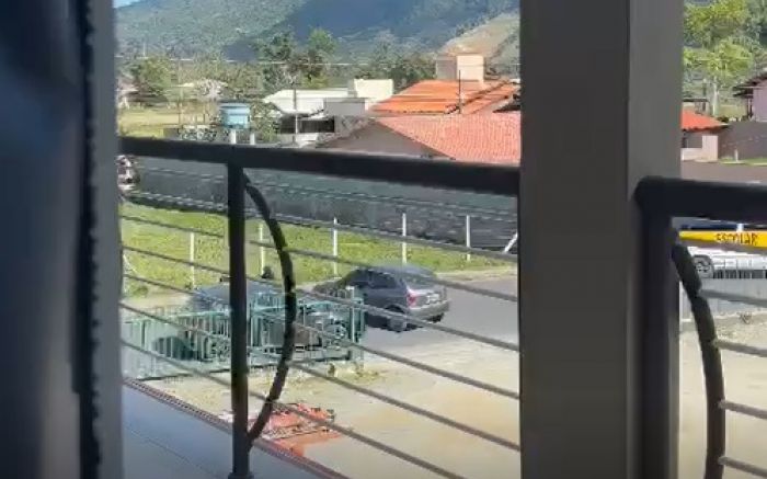 Vídeo mostra o momento do roubo (Foto: reprodução)