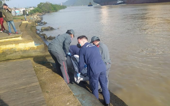 Cadáver é de um homem adulto e foi retirado da água na escadaria perto da prefeitura 

 (Foto: Divulgação)