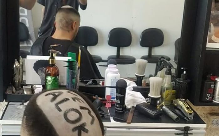 Barbeiro demorou 30 minutos pra fazer corte que bombou nas redes