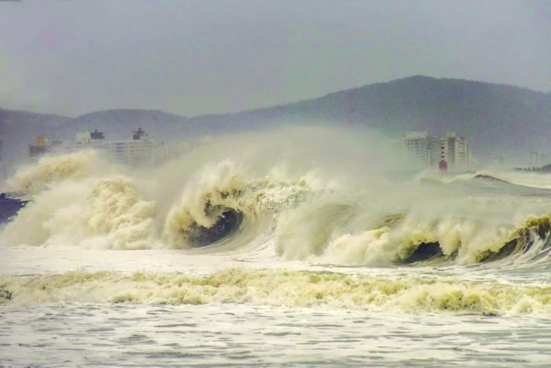 Ressaca no mar mantém barra fechada (foto: ricardo augusto)