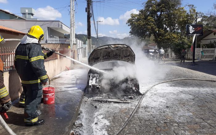 Carro pegou fogo na rua Rio do Sul (Foto: Divulgação)