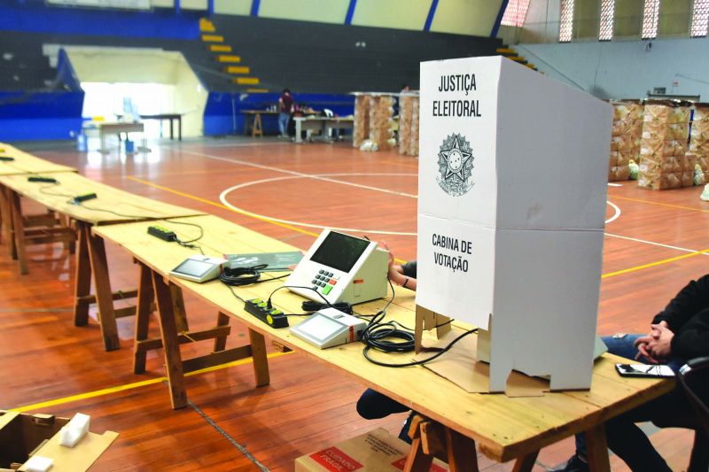 Ginásio Gabriel Collares abriga a apuração em Itajaí (foto: João Batista)