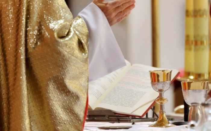 Sacerdote foi afastado enquanto polícia apura se houve crime
(Foto: Ilustrativa)