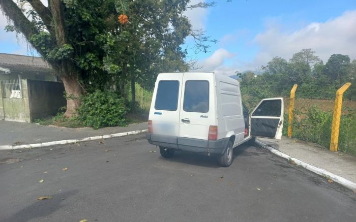 Veículo passou um dia abandonado com corpo da vítima
(Foto: Divulgação)