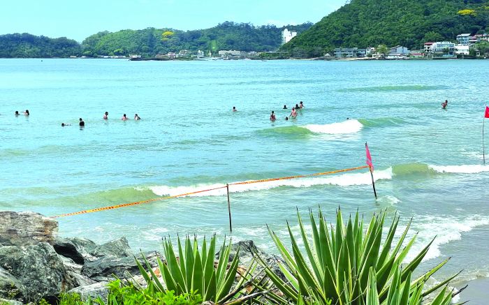 Jovem sofre parada cardíaca após afogamento em trecho sem salva-vidas da  Praia Brava