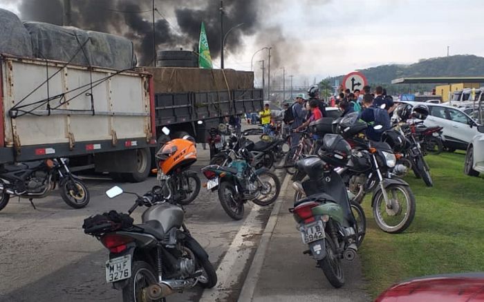 Trecho interditado da BR 101 em Itajaí, com mais de 6 km de fila Foto: Divulgação