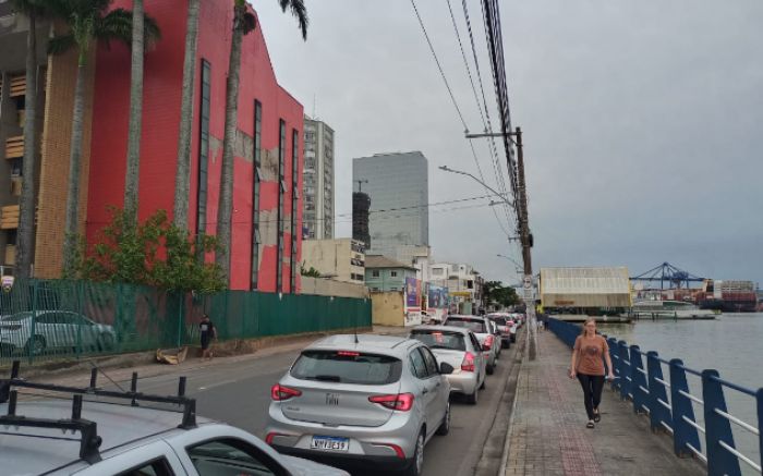 Durante toda a segunda-feira  o movimento no ferry-boat chegou à avenida Beira-rio

Foto: Da redação