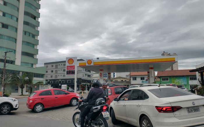 Há filas em quase todos os postos de Itajaí (Foto: Franciele Marcon)