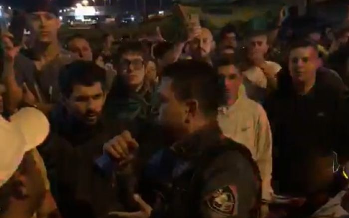 Falando pra multidão o agente do GAP pede a manifestantes “pra resistirem por 72h", sugerindo o que seria roteiro de golpe de estado
(Foto: Reprodução)