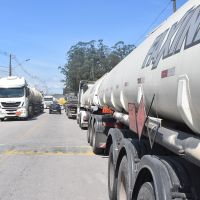 Bloqueio na Antônio Heil tranca acesso à base das distribuidoras de combustíveis 