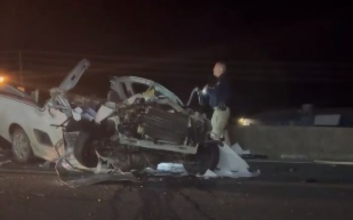 Carro ficou destruída na colisão (Foto: Reprodução)