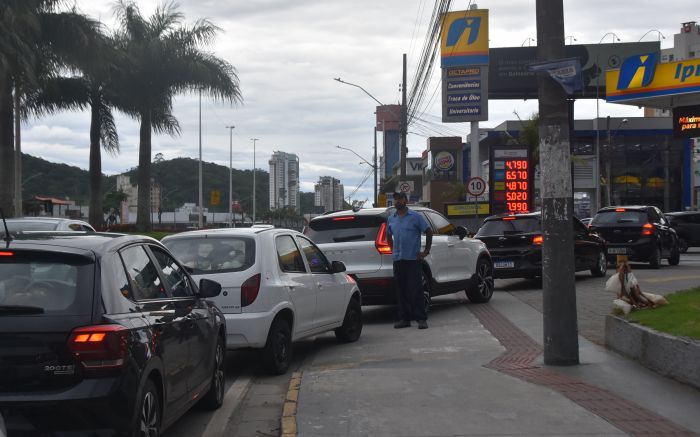 Gasolina comum e aditivada estavam em falta no posto; Podium custa R$ 7,99 (Foto: Franciele Marcon)