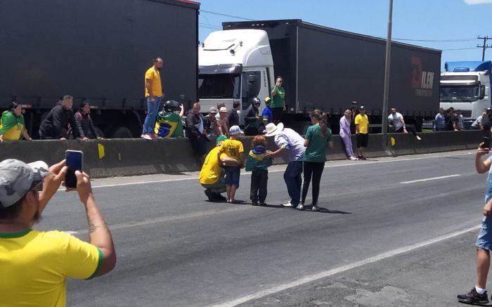 Promotoria quer saber se crianças foram usadas por manifestantes para dificultar o desbloqueio da rodovia pela polícia
(foto: divulgação)