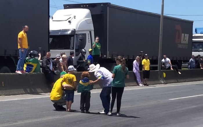 Crianças foram colocadas no meio da pista para evitar que PRF desbloqueasse o km 117 em Itajaí (Foto: Leitor)