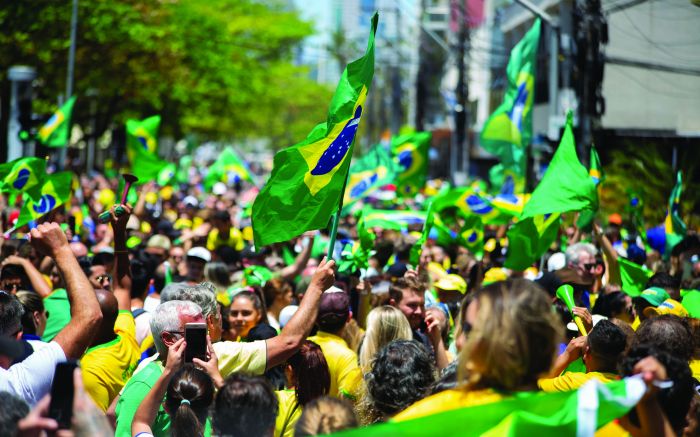 Manifestantes se concentraram no centro de Balneário Camboriú
(foto: paulo giovanny  )