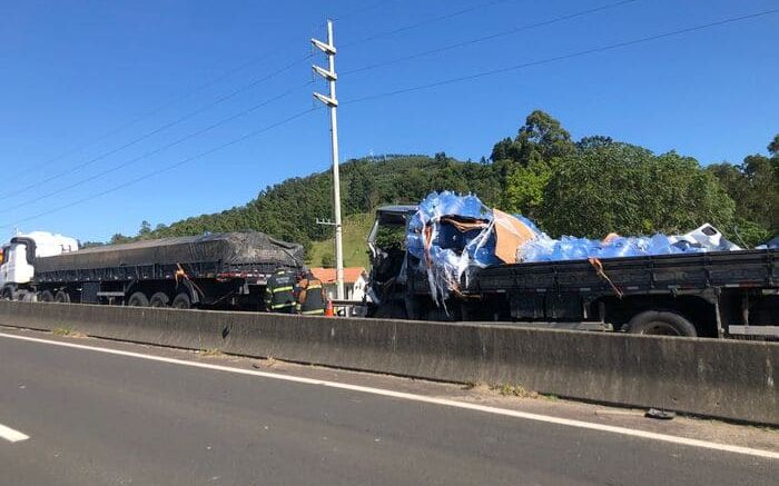 Motorista não conseguiu frear a tempo quando viu congestionamento causado pela manifestação

Foto: Divulgação