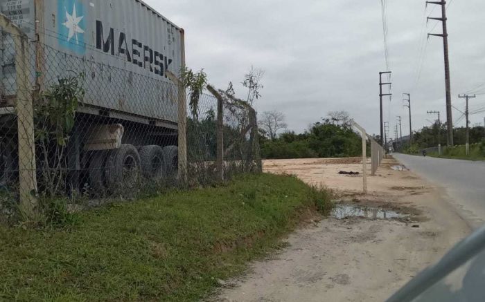 Cerca está sendo instalada no local e ocuparia área destinada ao passeio público

(Foto: Leitor)