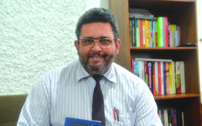 Autor sergipano adotou a cidade pra viver desde 2015 e tem Itajaí entre suas inspirações (foto: João Batista)