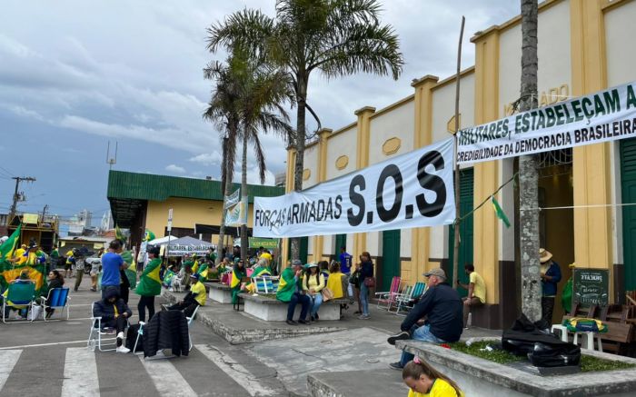 Manifestantes estão em frente da Marinha do Brasil desde o início de novembro (Foto: Franciele Marcon)