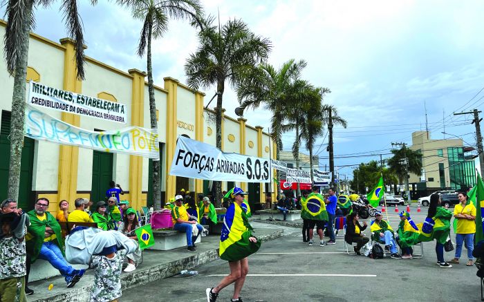 Via em frente da sede Marinha, nos fundos do Mercado Público de Itajaí, está interditada há cerca de 10 dias
(FOTOS: FRANCIELE MARCON)