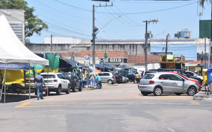 Cones que interditavam vias foram retirados nos fundos do mercado (Foto: João Batista)