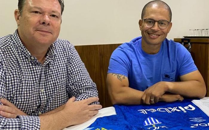 Alex assinou contrato ao lado do presidente do Avaí, Júlio Heerdt. Foto: Divulgação