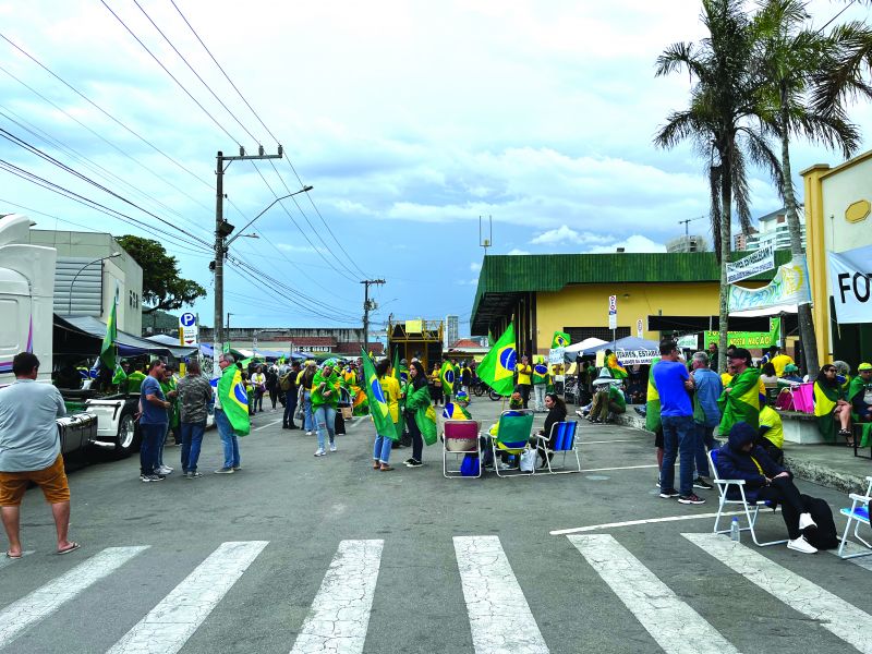 Avenida Paulo Bauer teve trecho interditado